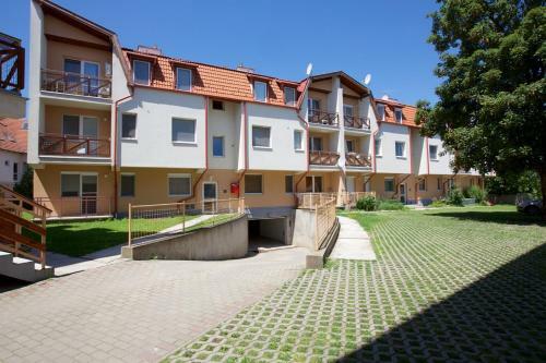 Zoli Apartmanok-r�zsa K�lcsey 34-36