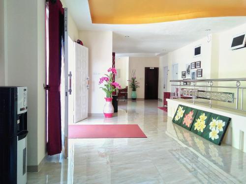 Zo�?s Paradise Waterfront Hotel