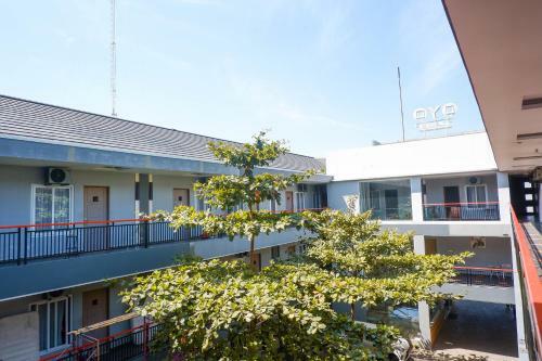 Oyo Flagship 1071 Sonic Airport Hotel Semarang