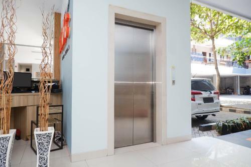 Oyo Flagship 1071 Sonic Airport Hotel Semarang