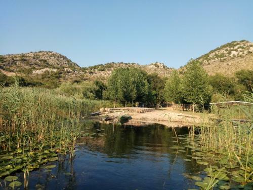 Haustor Skadar Lake