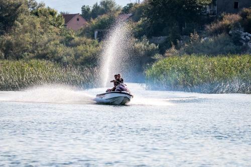 Haustor Skadar Lake