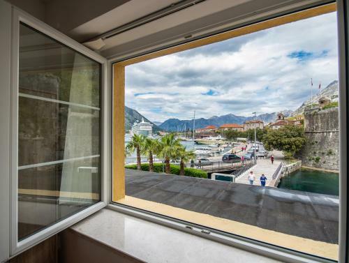 Modern Waterfront Apartment, Old Town Kotor