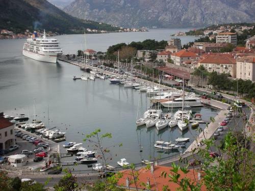 Modern Waterfront Apartment, Old Town Kotor