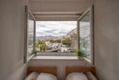 Modern Waterfront Apartment, Old Town Kotor