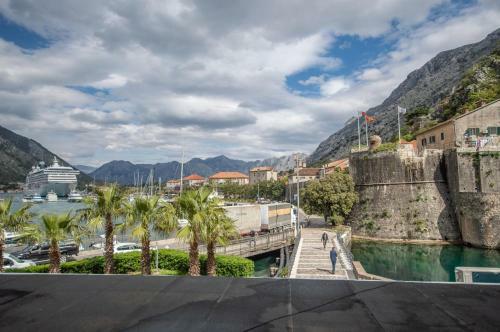 Modern Waterfront Apartment, Old Town Kotor