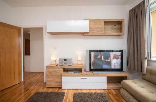 Modern Waterfront Apartment, Old Town Kotor