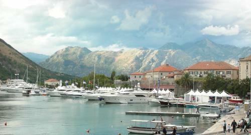 Modern Waterfront Apartment, Old Town Kotor