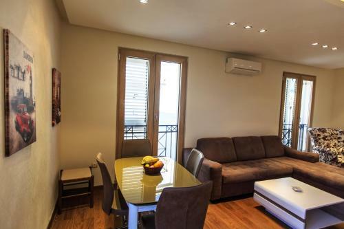 De Lux Apartments