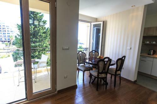 De Lux Apartments