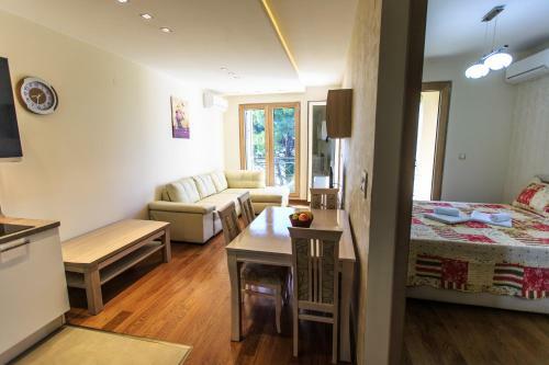 De Lux Apartments