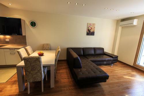 De Lux Apartments