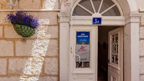 Hostal Riva Guesthouse