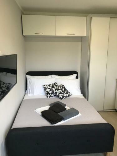Studio Apartment Art Gallery 2