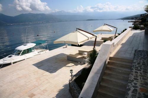 Luxury Seafront Villa Perfetto