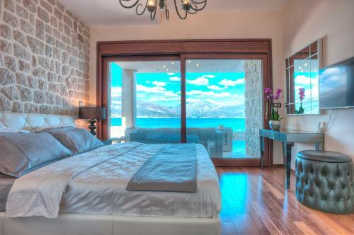 Luxury Seafront Villa Perfetto