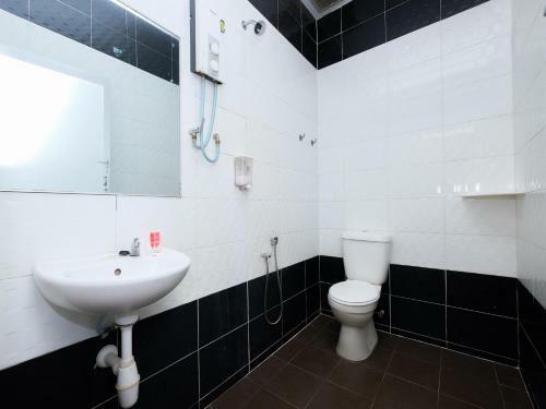 Hostal Oyo 89493 Q Hotel