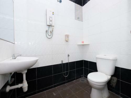 Hostal Oyo 89493 Q Hotel