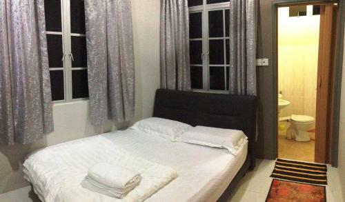 Hostal Anggun Beach Guest House