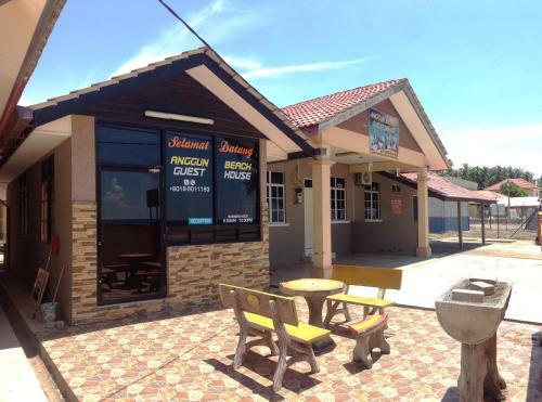 Hostal Anggun Beach Guest House