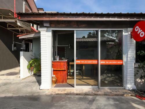 Hostal Oyo 43986 Tok Jah Guest House