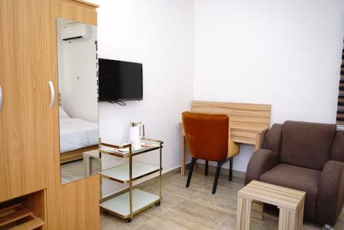Graceland Hotel And Suites, Nyanyan