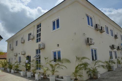 Graceland Hotel And Suites, Nyanyan
