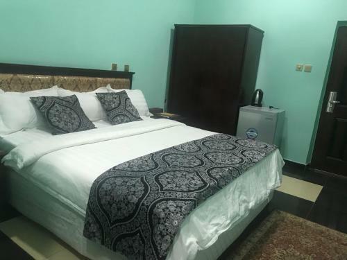 Kaura Hotel And Suites