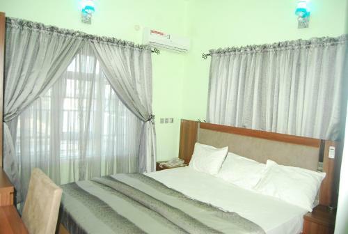 Fast Track Hotel
