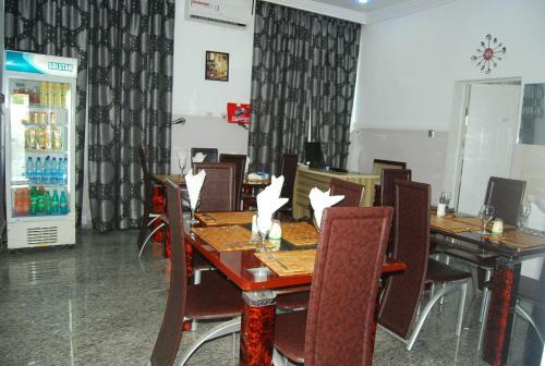 Fast Track Hotel