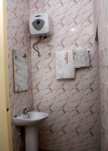Westedge Hotel & Suites