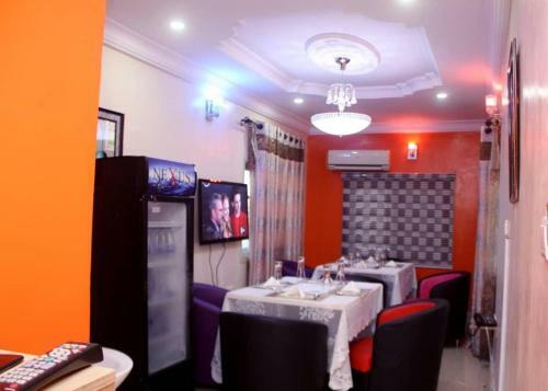 Westedge Hotel & Suites