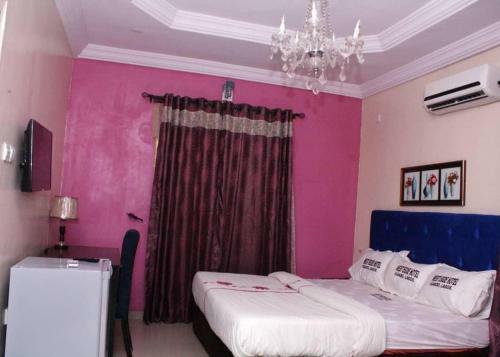 Westedge Hotel & Suites