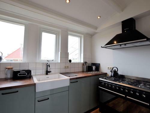 Cozy Bungalow In Midsland Near Sea