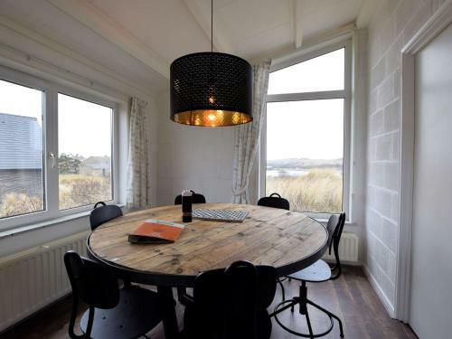 Cozy Bungalow In Midsland Near Sea