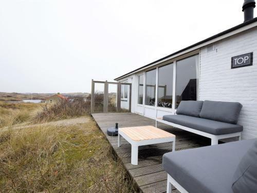 Cozy Bungalow In Midsland Near Sea
