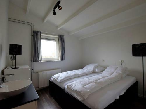 Cozy Bungalow In Midsland Near Sea