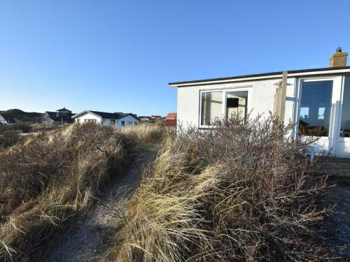 Cozy Bungalow In Midsland Near Sea