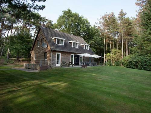 Spacious Villa Near Forest In Luyksgestel