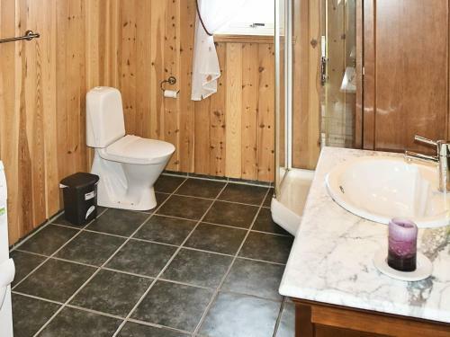 Three-bedroom Holiday Home In Flor� 2