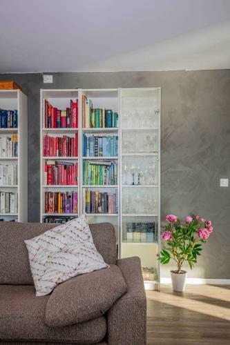 Spacious And Modern Apartment. �rland