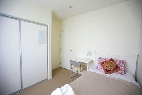 Epsom Central Spacious Modern 3-bedroom Apartment Plus Parking