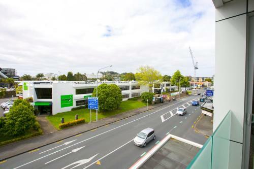 Epsom Central Spacious Modern 3-bedroom Apartment Plus Parking