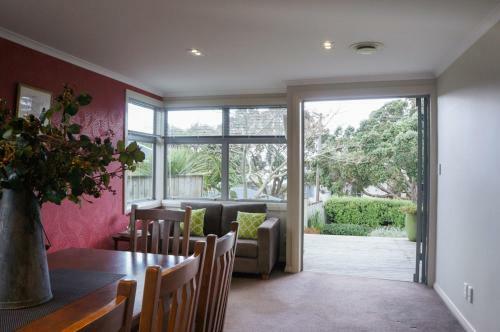 Relax On Richmond - Modern Large Beach House