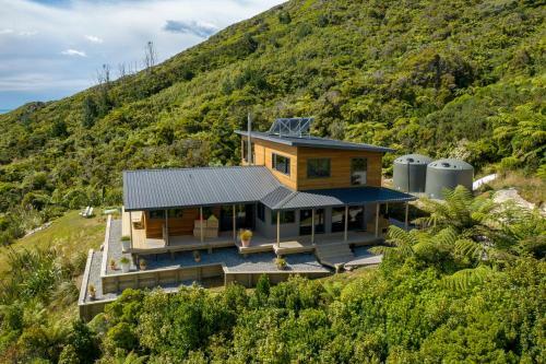 Lodge Tasman Sea Retreat