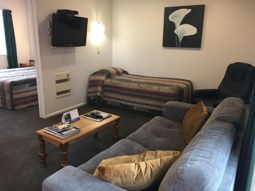 Highway Lodge Motel