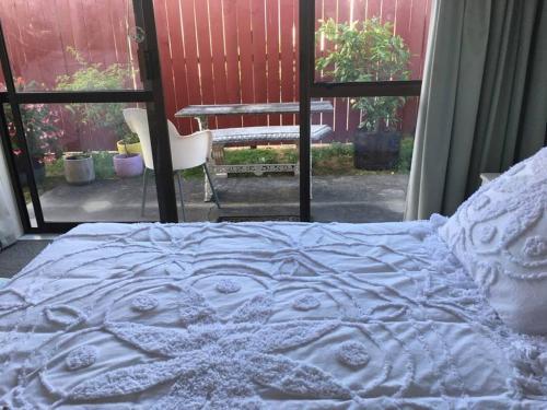 Sunny, Stylish & 2 Minutes From The Beach