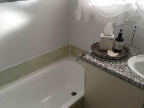 Sunny, Stylish & 2 Minutes From The Beach