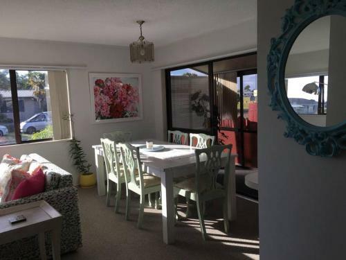Sunny, Stylish & 2 Minutes From The Beach