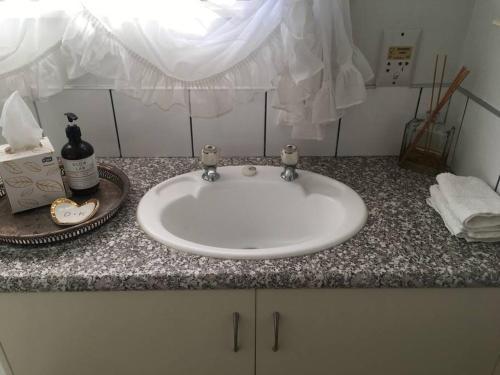 Sunny, Stylish & 2 Minutes From The Beach